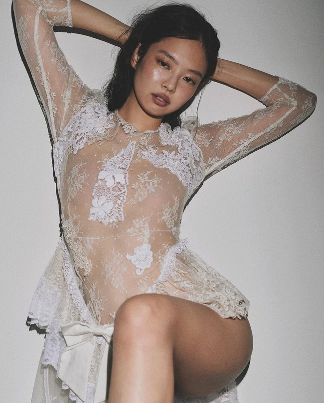 Tampak Jennie BLACKPINK memakai lace dress berwarna putih rancangan desainer Belanda, Sarah Aphrodite. Gaun menerawang itu mengekspos bagian dada dan perutnya. Foto: Instagram