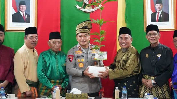 Kapolda Riau Irjen Herry Heryawan bersilaturahmi dengan Lembaga Adat Melayu Riau (LAMR) hingga Ustaz Abdul Somad.