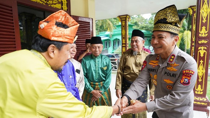 Kapolda Riau Irjen Herry Heryawan bersilaturahmi dengan Lembaga Adat Melayu Riau (LAMR) hingga Ustaz Abdul Somad.