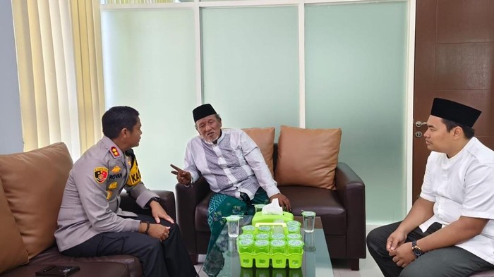 Kapolres Gresik AKBP Rovan Richard Mehenu saat bertemu dengan Ketua MUI Gresik