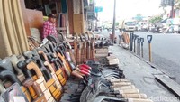 Pedagang perabotan menanti pembeli kendati jalanan sepi.