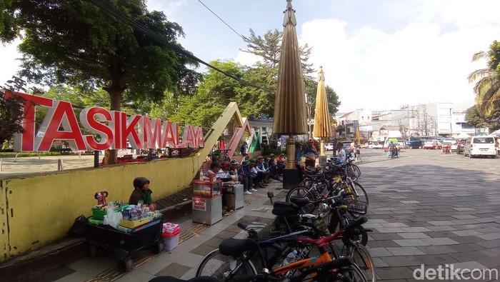 Kawasan Simpang Empat Masjid Agung Kota Tasikmalaya.