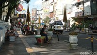 Duduk santai di ornamen kelom geulis sambil menikmati suasana Jalan HZ Mustofa.
