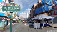 PKL Jalan Cihideung tengah bersiap menggelar dagangan menanti rejeki.