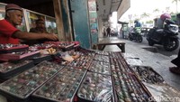 Penjual batu akik di Jalan Pasar Wetan telah siap sejak pagi buta.