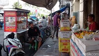 Berbincang hangat setelah tak bertemu karena mudik Lebaran.