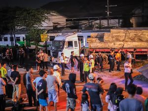 Kereta Api Tabrakan dengan Truk Angkut Kayu di Gresik, Asisten Masinis Tewas