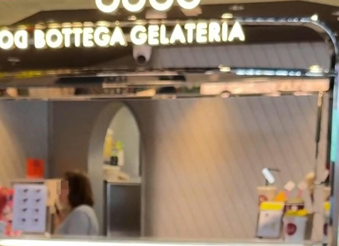 Kacau! Pelayan Tertangkap Jilati Sendok untuk Sajikan Gelato