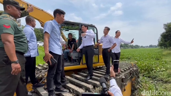 Kegiatan Lucky Hakim melakukan normalisasi sungai Cimanuk