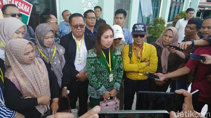 Keluarga 3 polisi mendatangi markas Denpom Lampung.