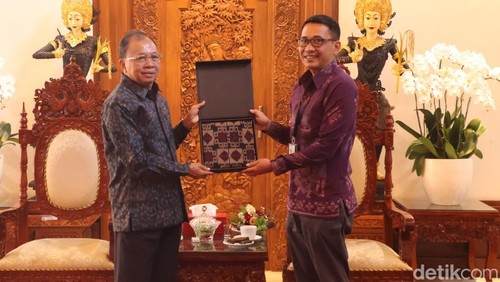 Kepala BPS Bali Agus Gede Hendrayana Hermawan (kanan) saat bertemu dengan Gubernur Bali Wayan Koster di Jayasabha, Denpasar, Selasa (8/4/2025).