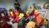 Sejumlah ibu-ibu menyelesaikan pembuatan rajut di RW 08, Lenteng Agung, Jakarta, Kamis (20/3/2025).  