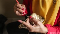 Ibu-ibu yang tergabung dalam Usaha Peningkatan Pendapatan Keluarga (UP2K) PKK 08, Lenteng Agung, Jakarta Selatan ini memanfaatkan sampah yang telah dipilah untuk didaur ulang menjadi barang baru.  