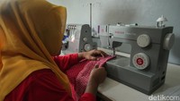 Selain produk itu, ibu-ibu yang tergabung dalam Kluster Erwela ini turut membuat kesenian rajut yang bisa menjadi jaket, tas, bros dan masih banyak lagi.  