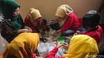 Keren! Ibu-ibu di Jaksel Ubah Sampah Jadi Rupiah