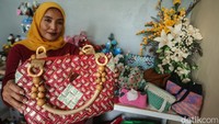 Seorang warga menunjukan tas dari daur ulang sampah plastik.  