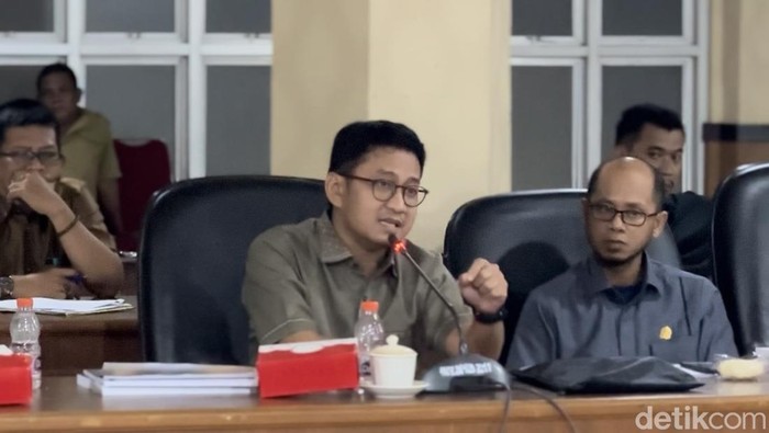 Ketua Komisi 1 DPRD Bone Rismono Sarlim saat rapat dengan TAPD Pemkab Bone.
