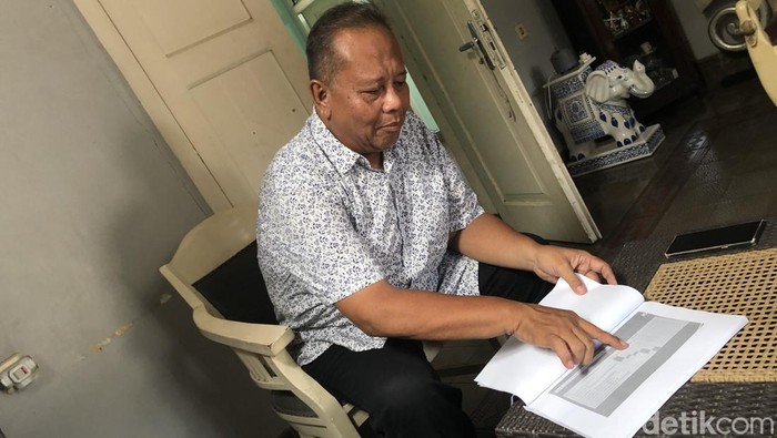 Ketua RW 01 Bausasran, Lempuyangan, Anton Handriutomo, menunjukkan SKT yang dipegang warga. Foto diambil Rabu (9/4/2025).