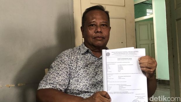 Ketua RW 01 Bausasran, Lempuyangan, Anton Handriutomo, menunjukkan SKT yang dipegang warga. Foto diambil Rabu (9/4/2025).