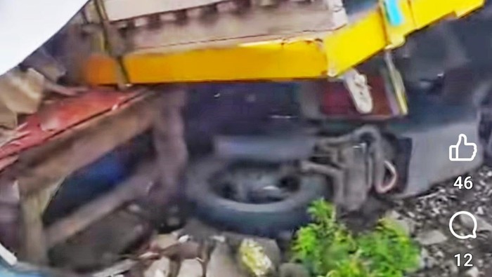 Kondisi sepeda motor terlindas truk di Karawang