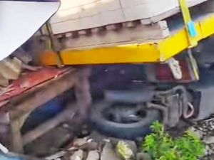 Video: Truk Tak Kuat Nanjak Lalu Mundur dan Lindas Pemotor di Karawang
