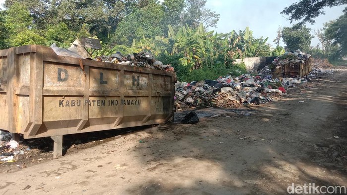 Kondisi TPS di Desa Kedokanagung, Kecamatan Kedokan Bunder yang berserakan