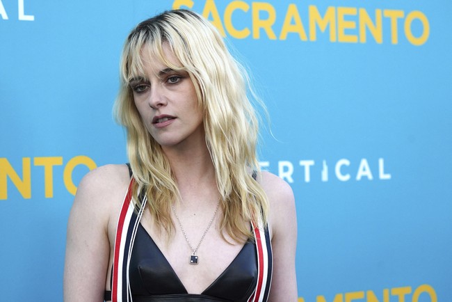 ‘Sacramento’ bercerita tentang road trip seru dari LA ke Sacramento, di mana Kristen berperan sebagai kekasih hamil dari karakter Michael Cera. Drama, tawa, dan chemistry unik antar pemain jadi daya tarik utama film ini. Foto: Jordan Strauss/Invision/AP