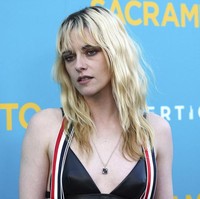 ‘Sacramento’ bercerita tentang road trip seru dari LA ke Sacramento, di mana Kristen berperan sebagai kekasih hamil dari karakter Michael Cera. Drama, tawa, dan chemistry unik antar pemain jadi daya tarik utama film ini. Foto: Jordan Strauss/Invision/AP