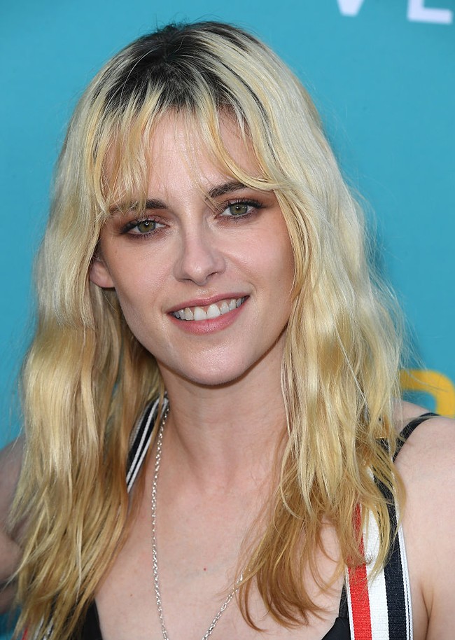 Kristen Stewart memiliki gigi dengan garis senyum yang sedikit asimetris, tapi justru menyempurnakan gaya edgy dan effortless-nya. Ia tetap tampil cool tanpa harus tunduk pada standar kecantikan gigi yang seragam. Foto: Steve Granitz/FilmMagic