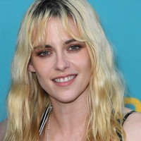 Kristen Stewart memiliki gigi dengan garis senyum yang sedikit asimetris, tapi justru menyempurnakan gaya edgy dan effortless-nya. Ia tetap tampil cool tanpa harus tunduk pada standar kecantikan gigi yang seragam. Foto: Steve Granitz/FilmMagic