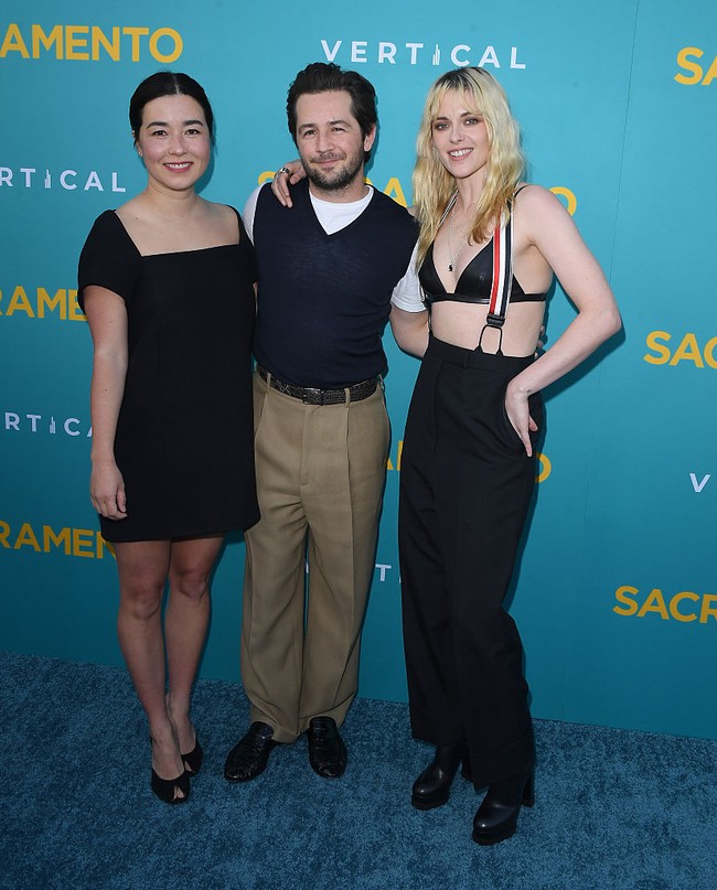 Kristen pose bersama dua lawan mainnya—Michael Angarano (yang juga mantan pacarnya di dunia nyata) dan Maya Erskine. Ketiganya membintangi ‘Sacramento’, film komedi yang disutradarai Angarano sendiri dan rekannya sesama aktor Michael Cera. Foto: Steve Granitz/FilmMagic