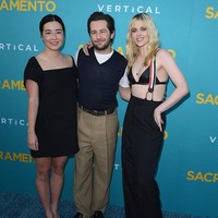 Kristen pose bersama dua lawan mainnya—Michael Angarano (yang juga mantan pacarnya di dunia nyata) dan Maya Erskine. Ketiganya membintangi ‘Sacramento’, film komedi yang disutradarai Angarano sendiri dan rekannya sesama aktor Michael Cera. Foto: Steve Granitz/FilmMagic