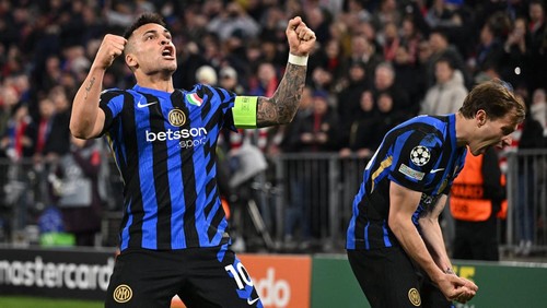 Soccer Football - Champions League - Quarter Final - First Leg - Bayern Munich v Inter Milan - Allianz Arena, Munich, Germany - April 8, 2025 Inter Milans Lautaro Martinez and Nicolo Barella celebrate after Davide Frattesi scores their second goal REUTERS/Angelika Warmuth