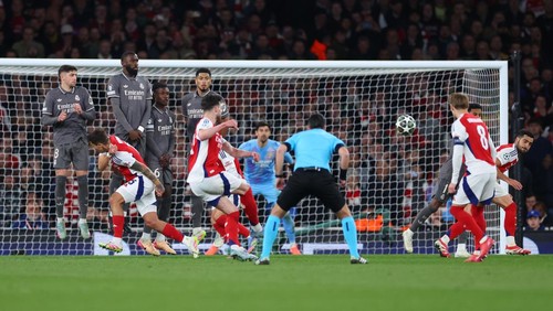 LONDON, ENGLAND - APRIL 8: Declan Rice of Arsenal scores the 2nd goal with a free kick during the UEFA Champions League 2024/25 Quarter Final First Leg match between Arsenal FC and Real Madrid C.F. at Arsenal Stadium on April 8, 2025 in London, England. (Photo by Marc Atkins/Getty Images)