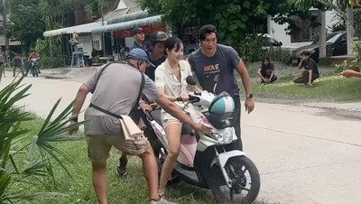 Aksi Lisa BLACKPINK Naik BeAT Karbu Bikin Geger
