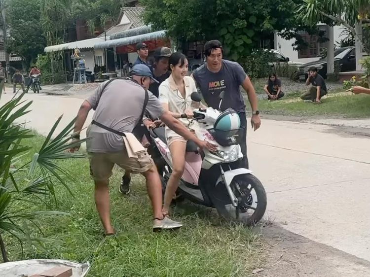 Aksi Lisa BLACKPINK Naik BeAT Karbu Bikin Geger