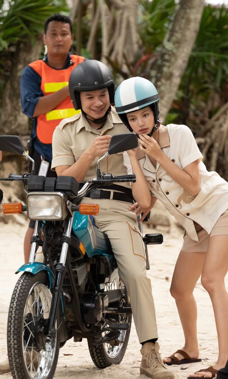 Lisa BLACKPINK dan Tayme Thapthimthong di lokasi syuting The White Lotus 3