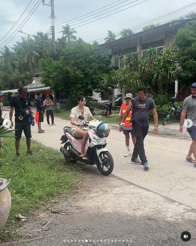 Kini penampilan Lisa BLACKPINK memakai ponco plastik ramai menjadi perbincangan di media sosial. Sejumlah netizen Indonesia menyebut Lisa terlihat melokal, serasa bisa digapai karena gaya sederhananya di tengah cuaca hujan. Foto: dok. Instagram @lalalalisa_m