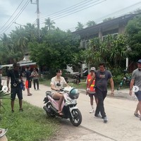 Kini penampilan Lisa BLACKPINK memakai ponco plastik ramai menjadi perbincangan di media sosial. Sejumlah netizen Indonesia menyebut Lisa terlihat melokal, serasa bisa digapai karena gaya sederhananya di tengah cuaca hujan. Foto: dok. Instagram @lalalalisa_m