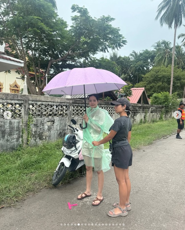 Kini penampilan Lisa BLACKPINK memakai ponco plastik ramai menjadi perbincangan di media sosial. Sejumlah netizen Indonesia menyebut Lisa terlihat melokal, serasa bisa digapai karena gaya sederhananya di tengah cuaca hujan. Foto: dok. Instagram @lalalalisa_m