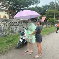 Kini penampilan Lisa BLACKPINK memakai ponco plastik ramai menjadi perbincangan di media sosial. Sejumlah netizen Indonesia menyebut Lisa terlihat melokal, serasa bisa digapai karena gaya sederhananya di tengah cuaca hujan. Foto: dok. Instagram @lalalalisa_m