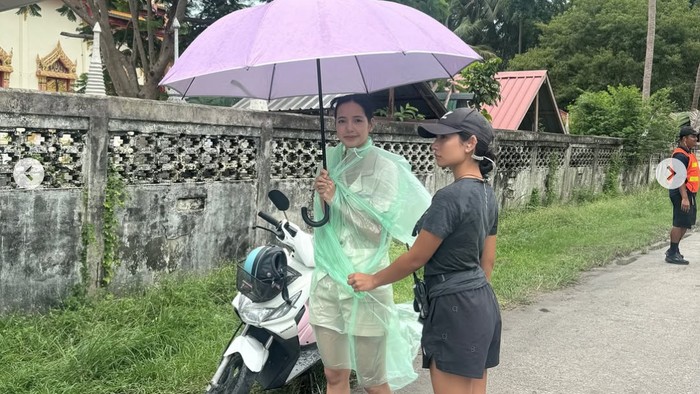 Lisa BLACKPINK naik motor karbu di serial The White Lotus 3