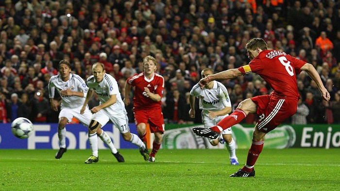 LIVERPOOL, UNITED KINGDOM - MARCH 10:  Steven Gerrard of Liverpool scores his teams second goal from the penalty spot during the UEFA Champions League Round of Sixteen, Second Leg match between Liverpool and Real Madrid at Anfield on March 10, 2009 in Liverpool, England. (Photo by Laurence Griffiths/Getty Images)
