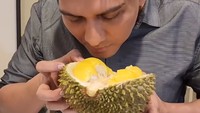 Daging buahnya yang tebal serta warnanya yang kuning cerah tak pernah gagal menarik perhatiannya. Ia terbiasa menikmati dahulu aroma durian sebelum melahapnya. Foto: Instagram/luckyhakimofficial