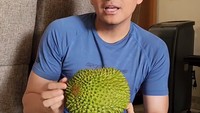 Baginya, buah-buahan eksotik asal Indonesia sulit untuk dilewatkan. Apalagi jika berbicara tentang durian yang menggiurkan. Foto: Instagram/luckyhakimofficial