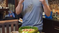 Sebagai orang asli Sunda, Lucky Hakim doyan makanan khas Sunda. Seperti nasi liwet dengan berbagai lauk pauk pelengkapnya. Foto: Instagram/luckyhakimofficial