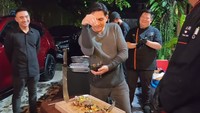 Ia ikut menyiapkan makanannya sendiri. Gayanya menaburkan garam meniru tingkah Salt Bae yang populer. Foto: Instagram/luckyhakimofficial
