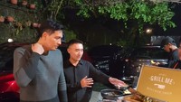 Mantan aktor ini beberapa waktu lalu pernah kedatangan steak yang unik. Tomahawk berlapis emas diboyong ke rumahnya secara langsung. Foto: Instagram/luckyhakimofficial
