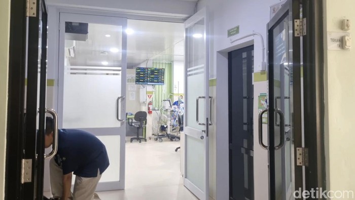 Masinis KA Jenggala yang mengalami luka berat usai kecelakaan dengan trailer dirawat di ICU RS Semen Gresik.