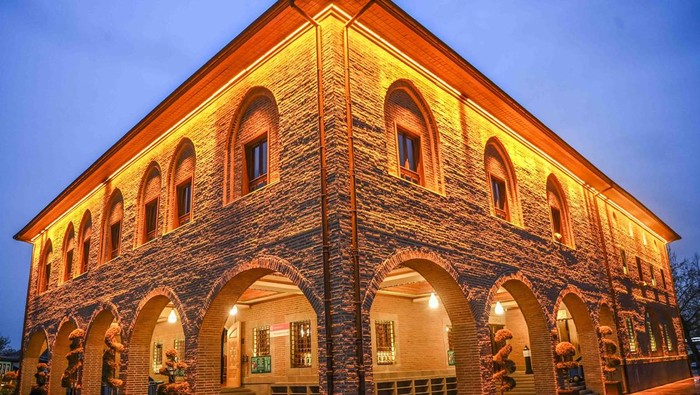 Warga memasuki Masjid Haci Bayram Cami di kawasan kota tua Ulus, Ankara, Turki, Selasa (8/4/2025). Masjid yang dibangun untuk menghormati dan mengenang Haji Bayram Veli yang didirikan pada tahun 1427 tersebut memiliki karakteristik khas arsitektur abad ke-17 dan termasuk dalam daftar situs warisan dunia versi UNESCO. ANTARA FOTO/Galih Pradipta/YU